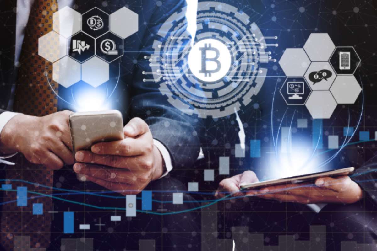 Criptovalute trader con tablet e smartphone