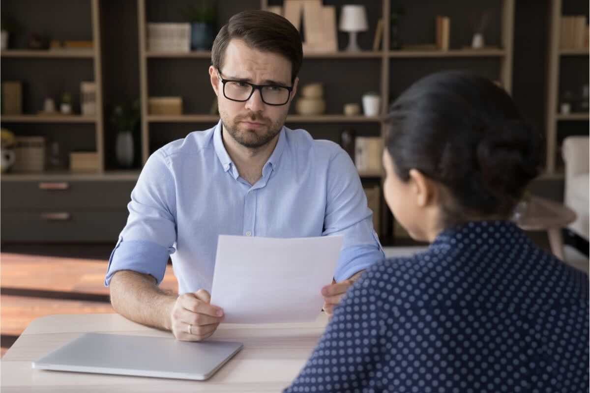 Datore di lavoro faccia corrucciata