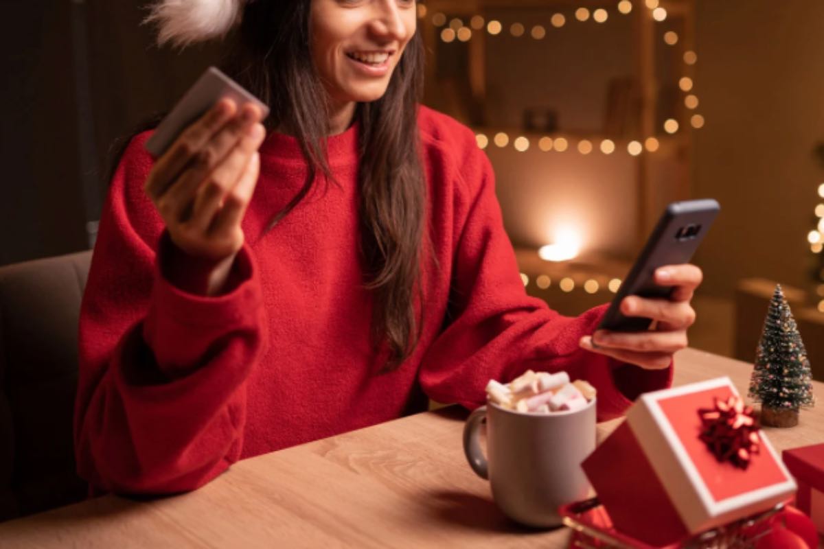 Donna con lo smartphone a Natale