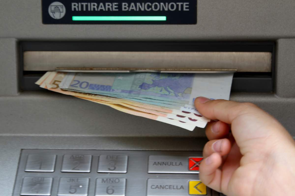 Banconote di euro al bancomat