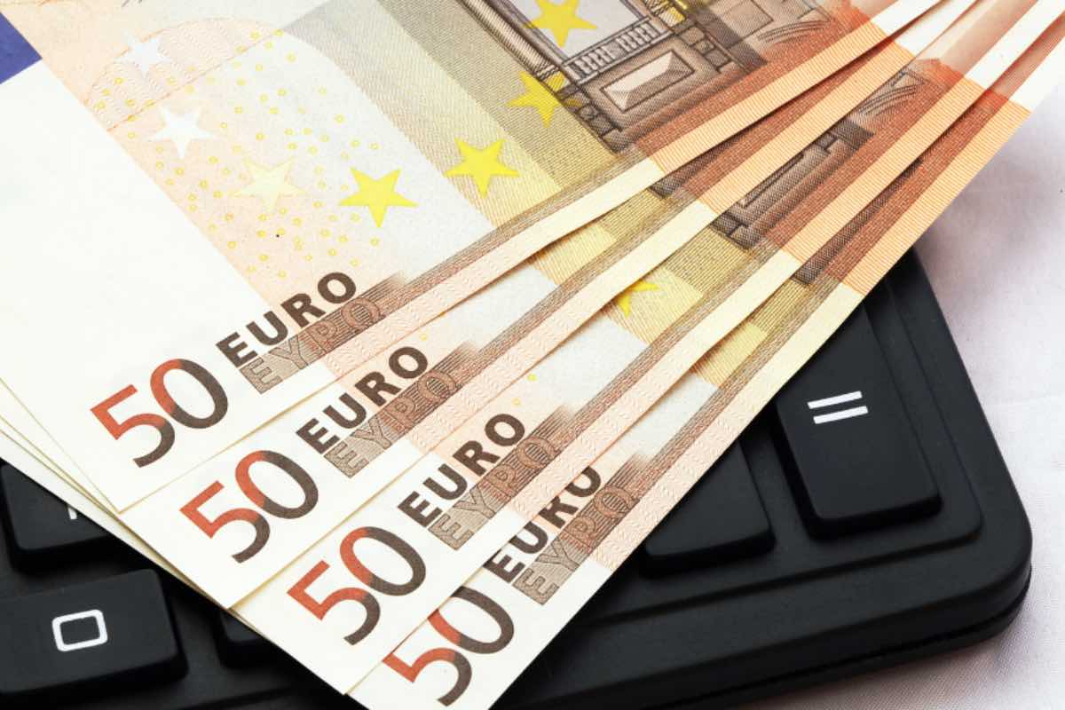 Banconote in euro su calcolatrice