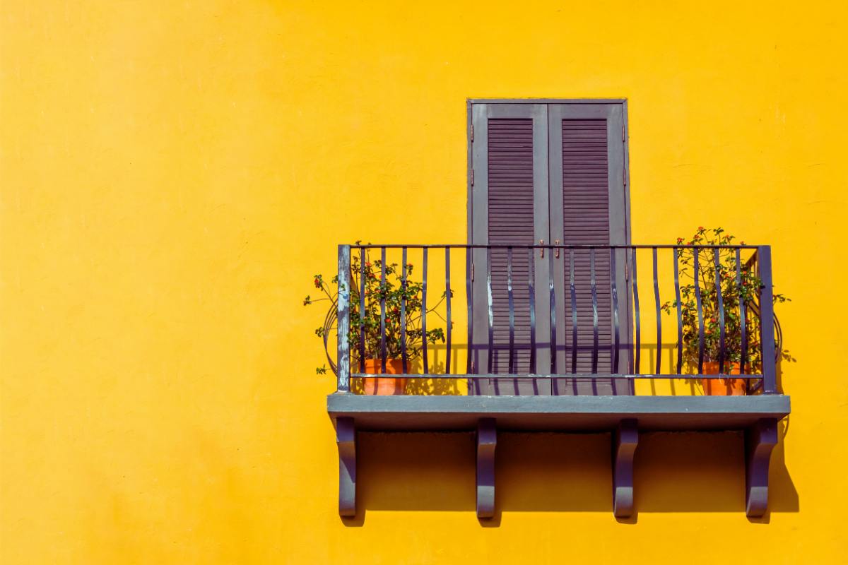 balcone in palazzo a sfondo giallo