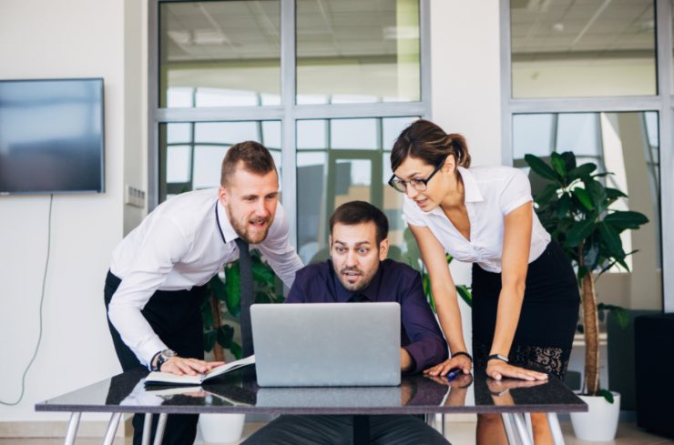 Lavoratori in ufficio sorpresi al computer