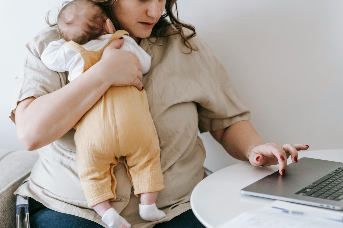 Mamma con bambino al computer