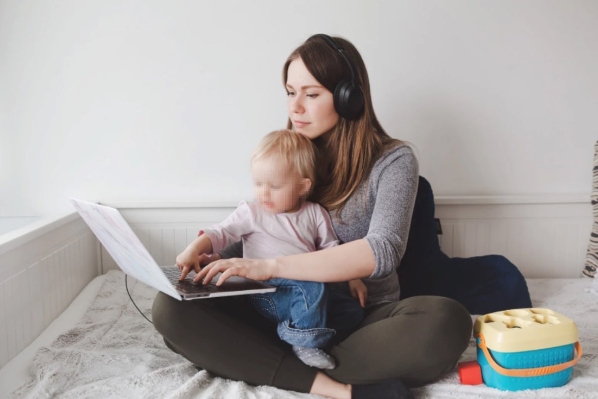 Mamma con bambino al computer