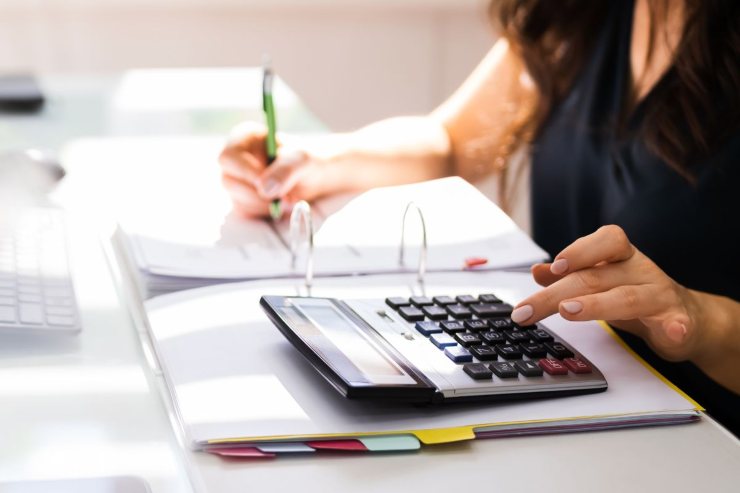 ragazza fa calcoli di tasse alla scrivania