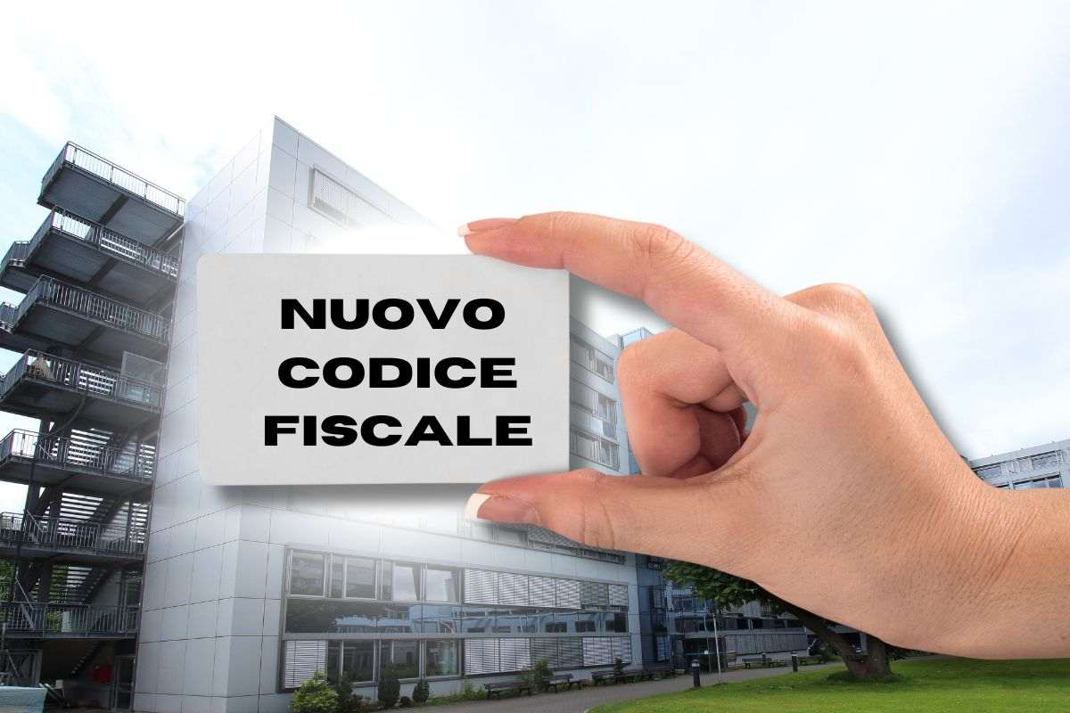 documento nuovo codice fiscale e ospedale sullo sfondo