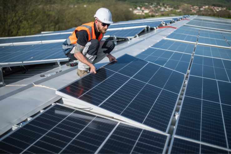 operaio sistema il fotovoltaico