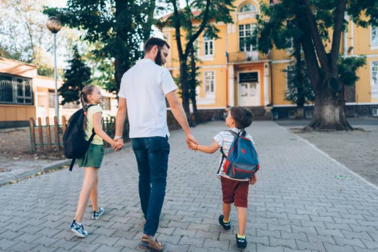 Padre passeggia con figli