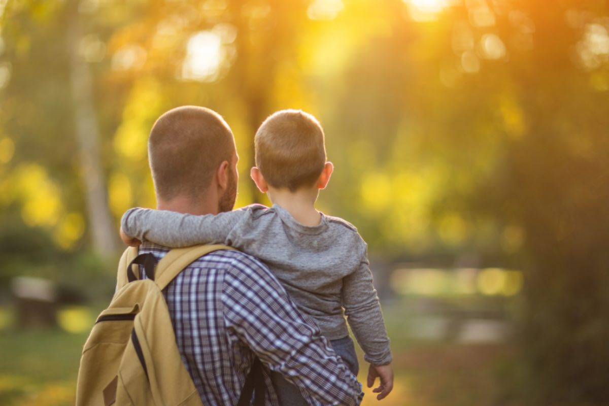 Padre single con bambino in braccio 