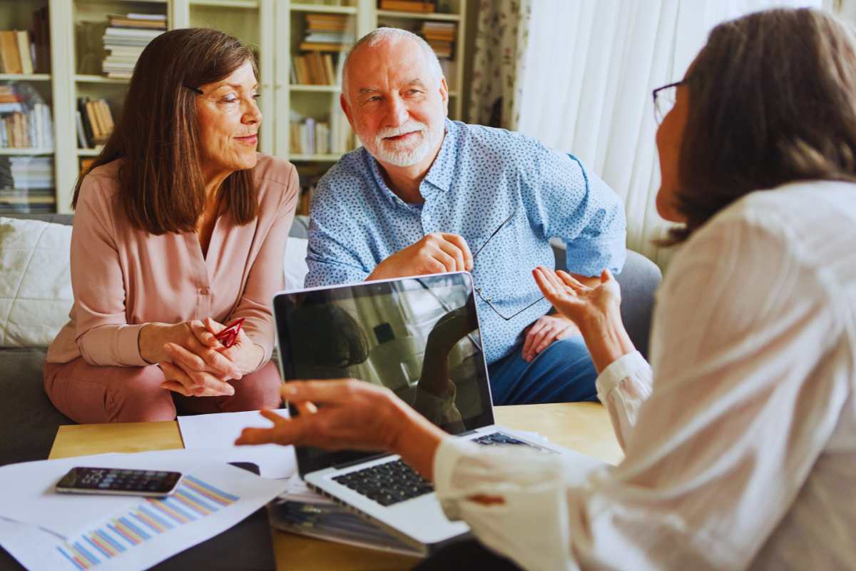 pensionati parlano con consulente