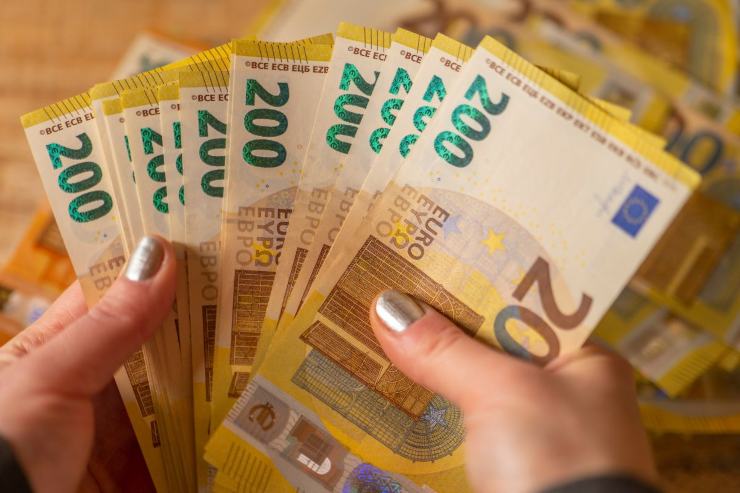 banconote da 200 euro in mano