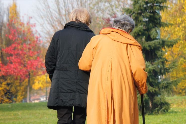 anziani di spalle a passeggio