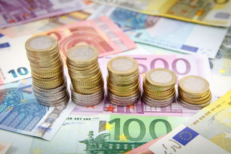 banconote e monete euro in decrescita