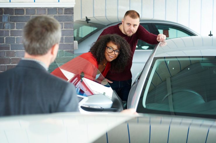 persone contrattano auto usata