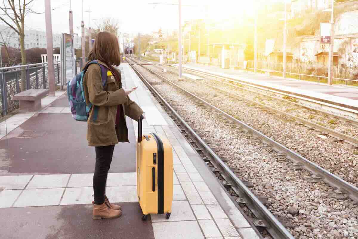 Ragazza aspetta in stazione