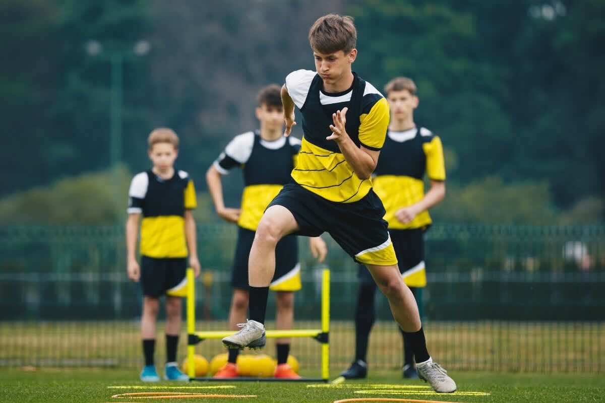 Ragazzi giocano a calcio