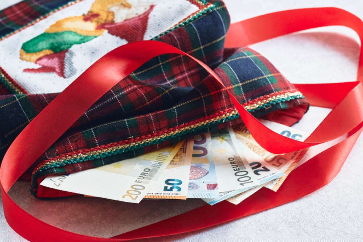 Regalo di Natale, banconote in euro