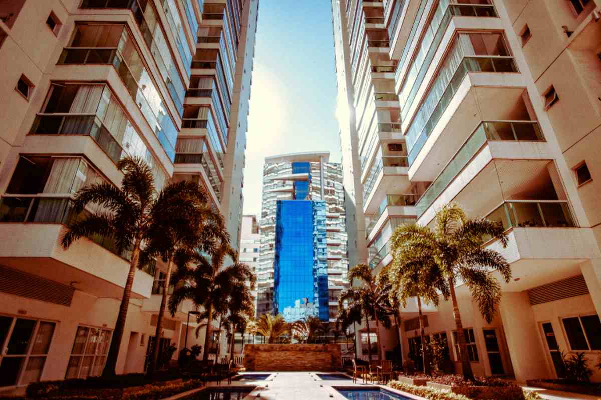 condominio con palme