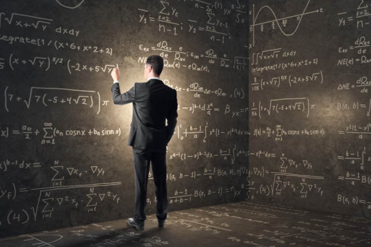 Trader davanti a formule matematiche