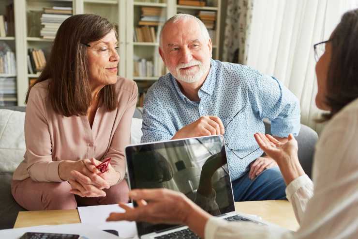 anziani che parlano di pensioni davanti al pc