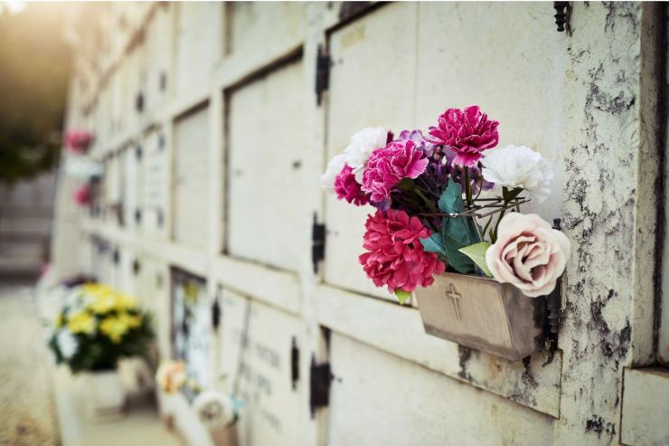 tombe cimitero con fiori