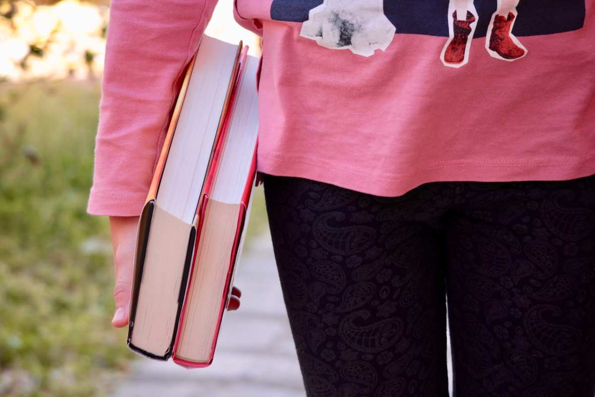 Ragazza con libri