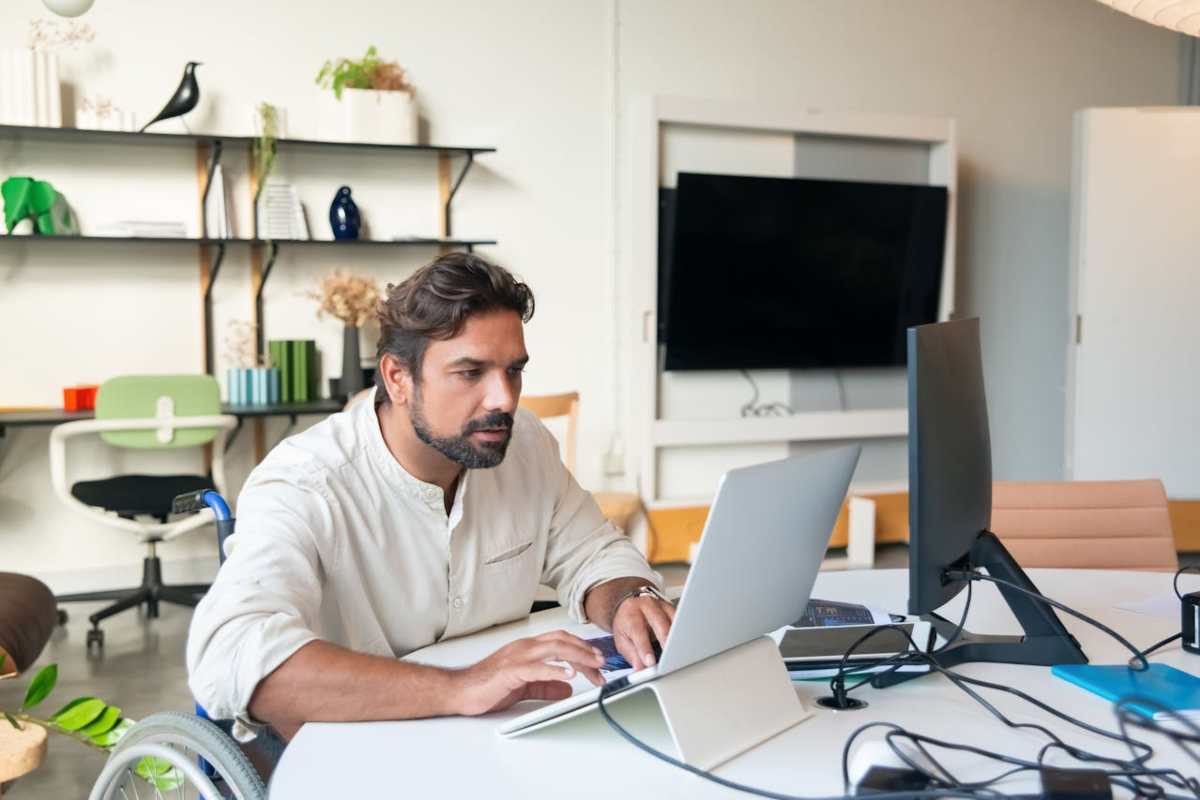 Invalido civile che legge al computer