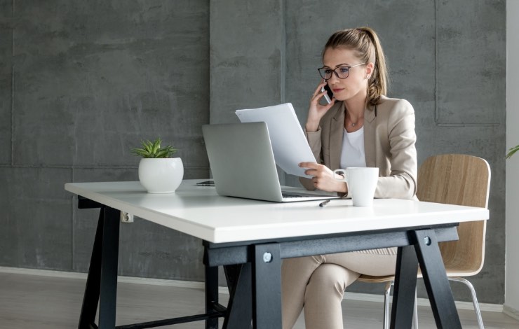 donna imprenditrice al lavoro 