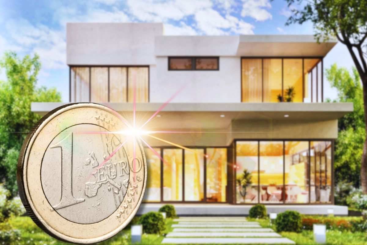 casa su sfondo e focus moneta euro come bonus