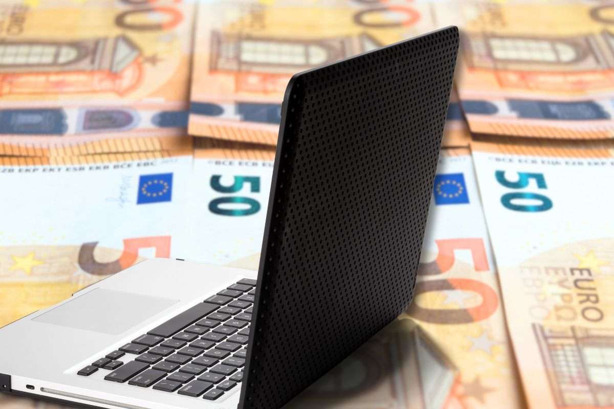 banconote 50 euro alle spalle e focus su pc