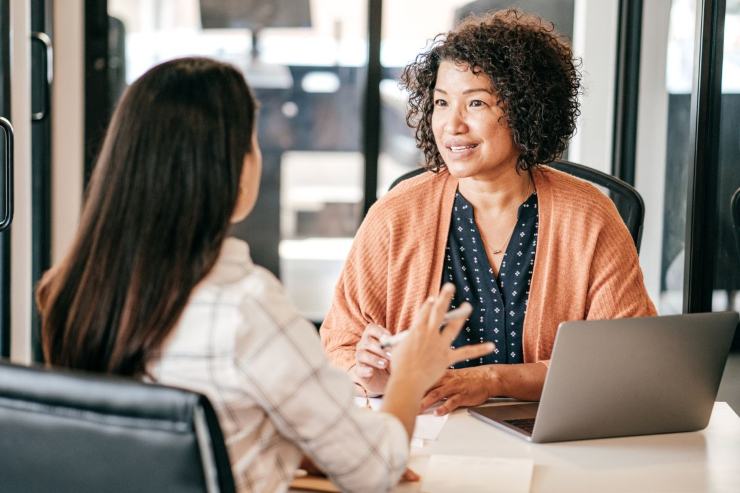 datore di lavoro e lavoratrice che discutono