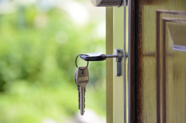 Chiave nella serratura di una porta