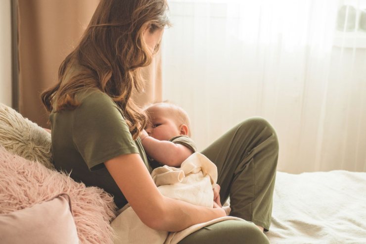 mamma con bambino in braccio 