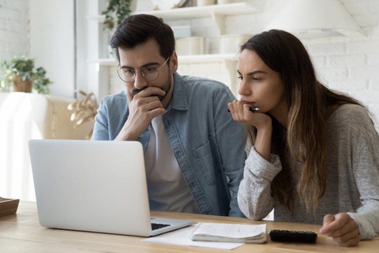 Coppia senza figli al computer