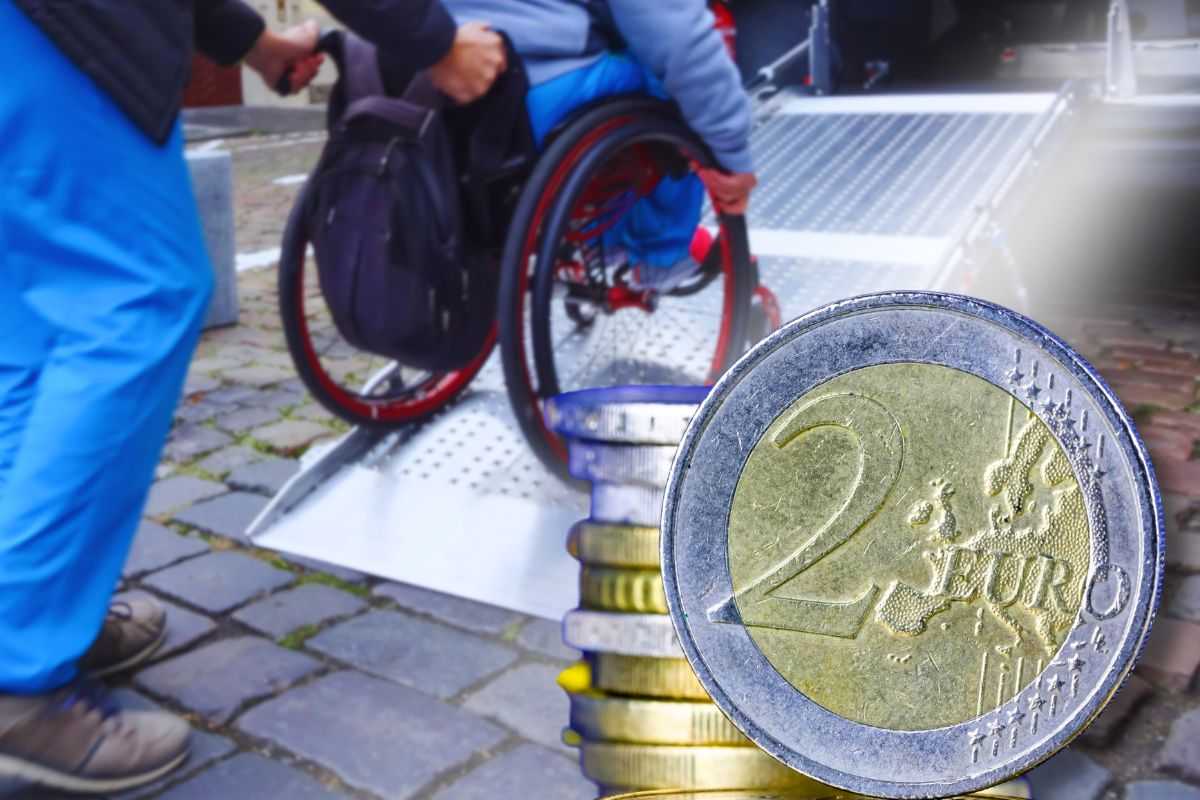 caregiver assiste invalido su sfondo e focus su moneta da 2 euro che simboleggia doppio