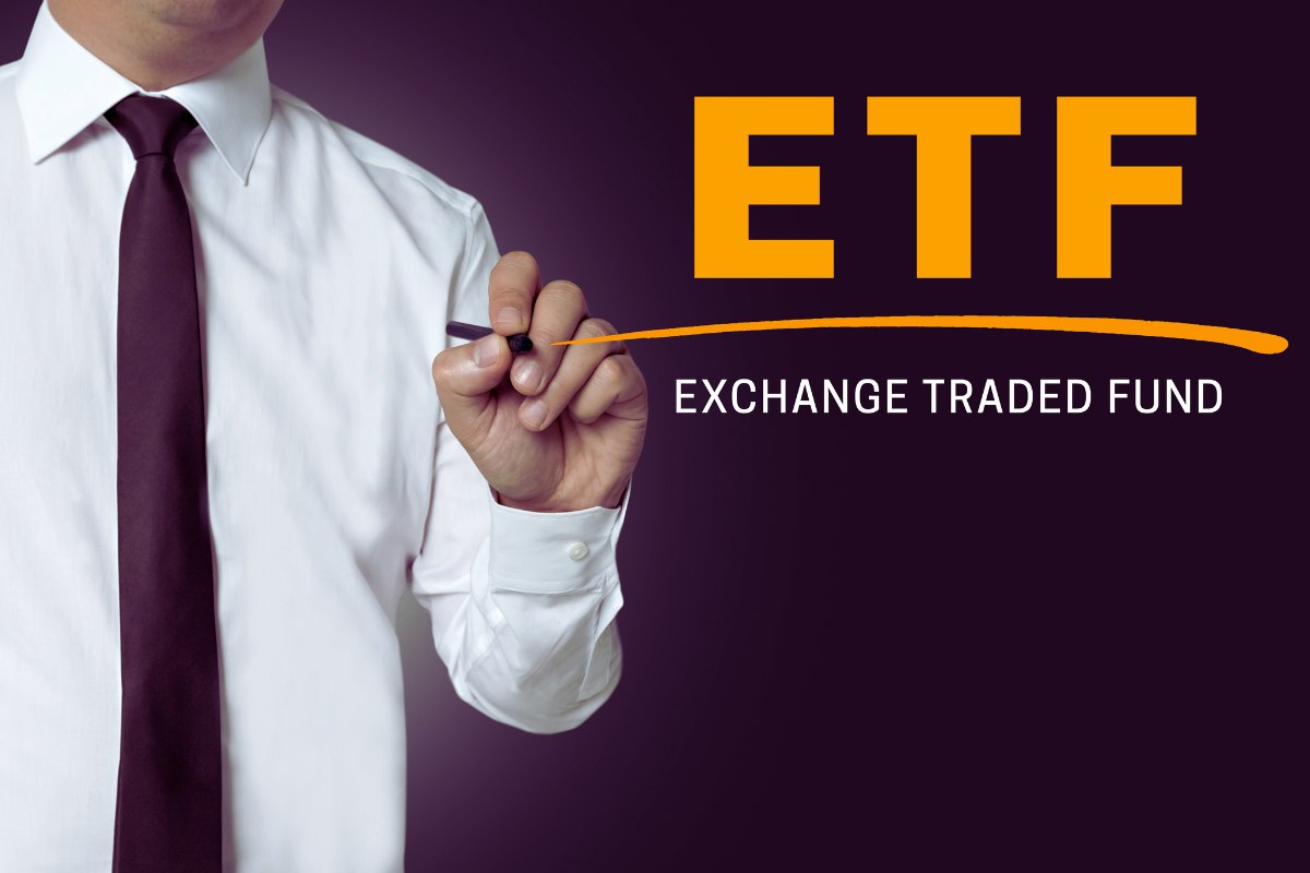 ETF, uomo mostra cos'è