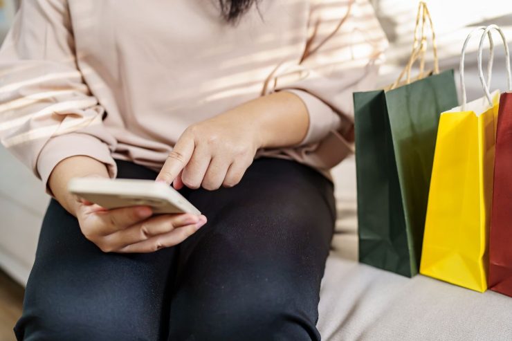 ragazza fa acquisti al telefono