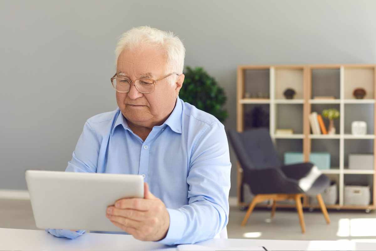 Pensionato con un tablet