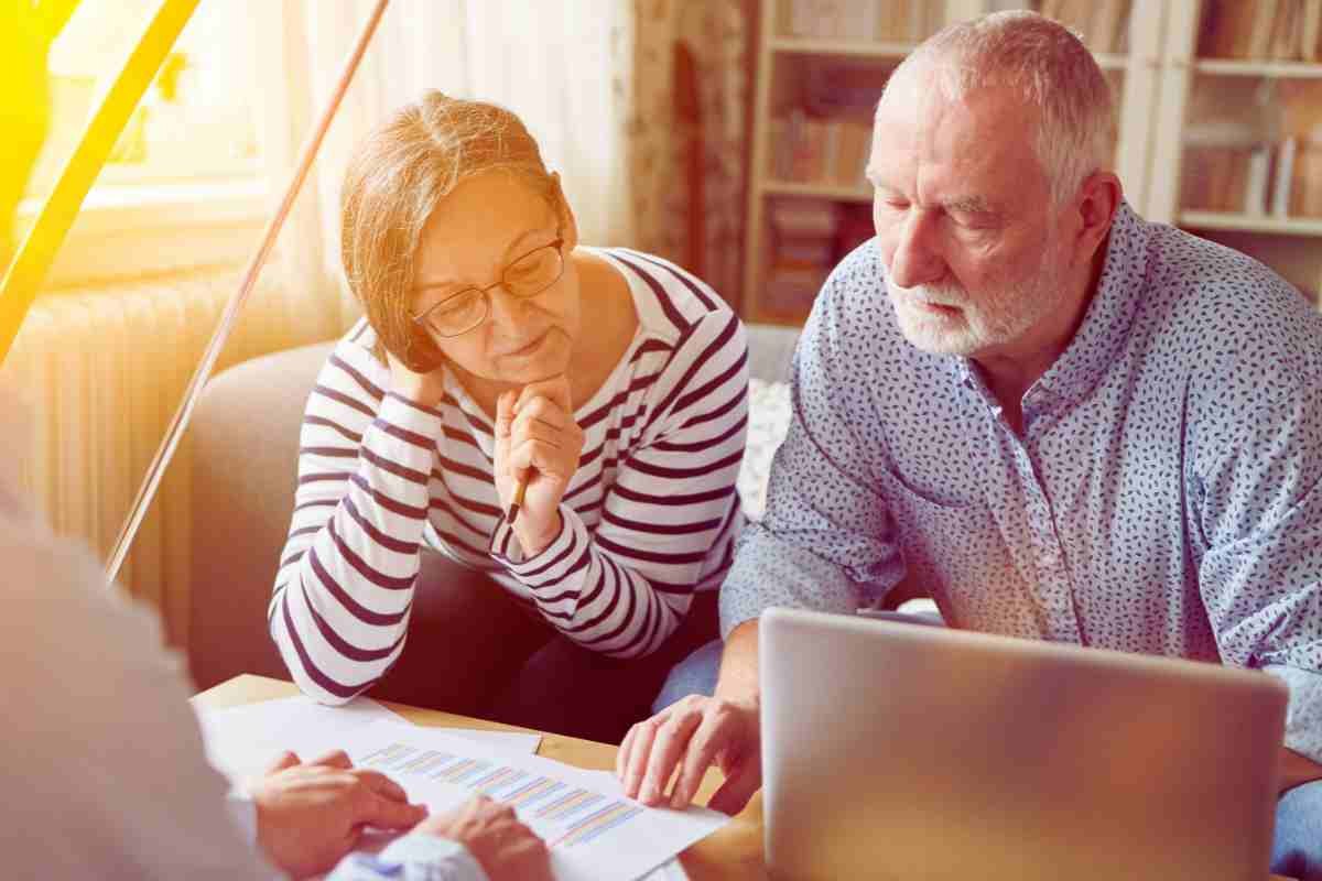 Pensionati discutono pensione