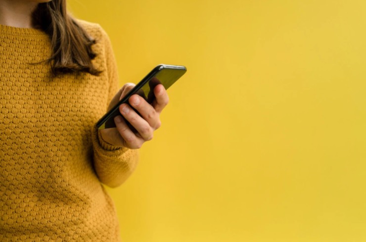 ragazza con lo smartphone