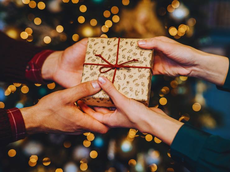 donna dà regalo di Natale a uomo