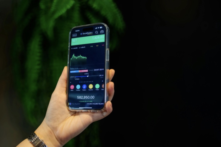 Smartphone con app di trading