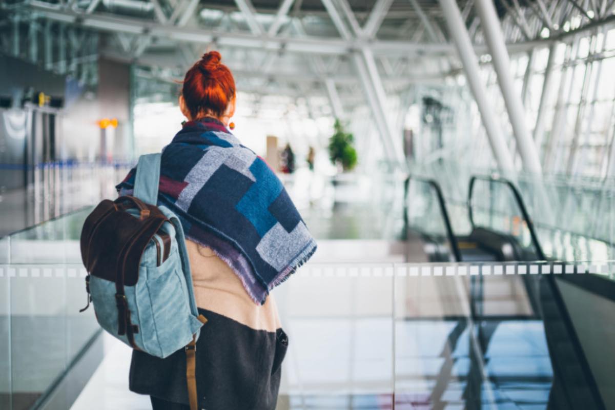 Viaggiatrice in aeroporto