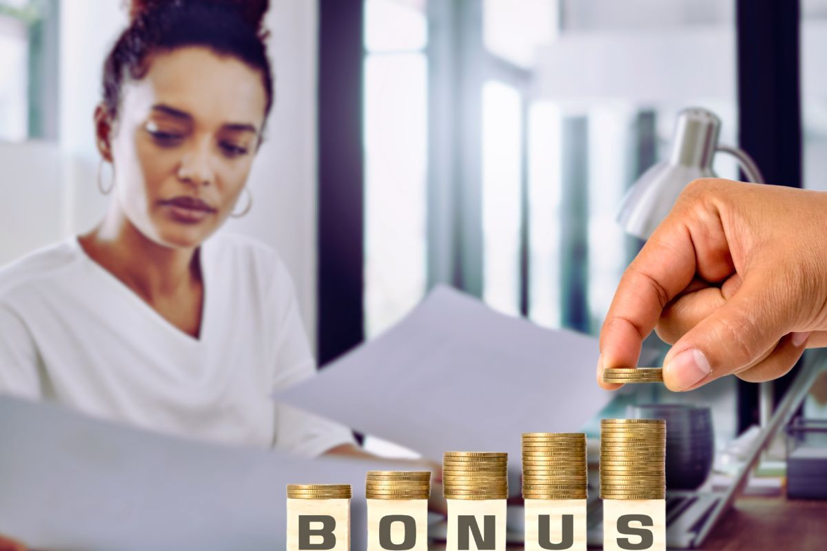 donna rientra nei lavoratori autonomi su sfondo e focus su monete euro e bonus