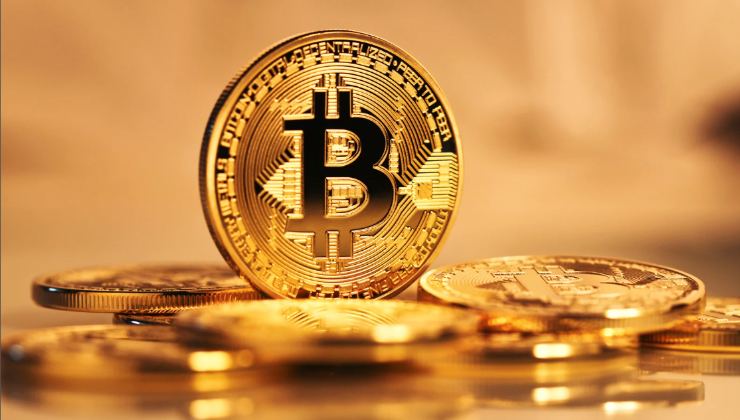 monete bitcoin d'oro su sfondo dorato 