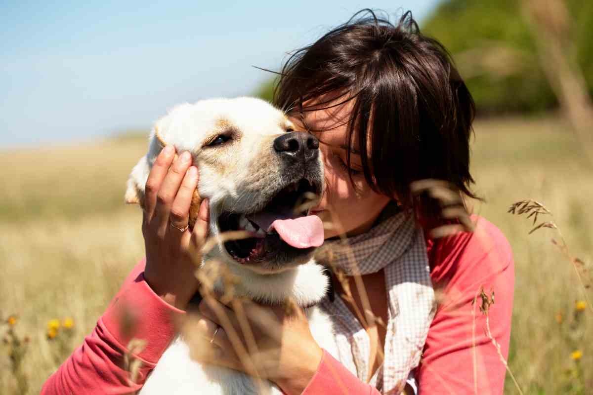 donna coccola il suo cane