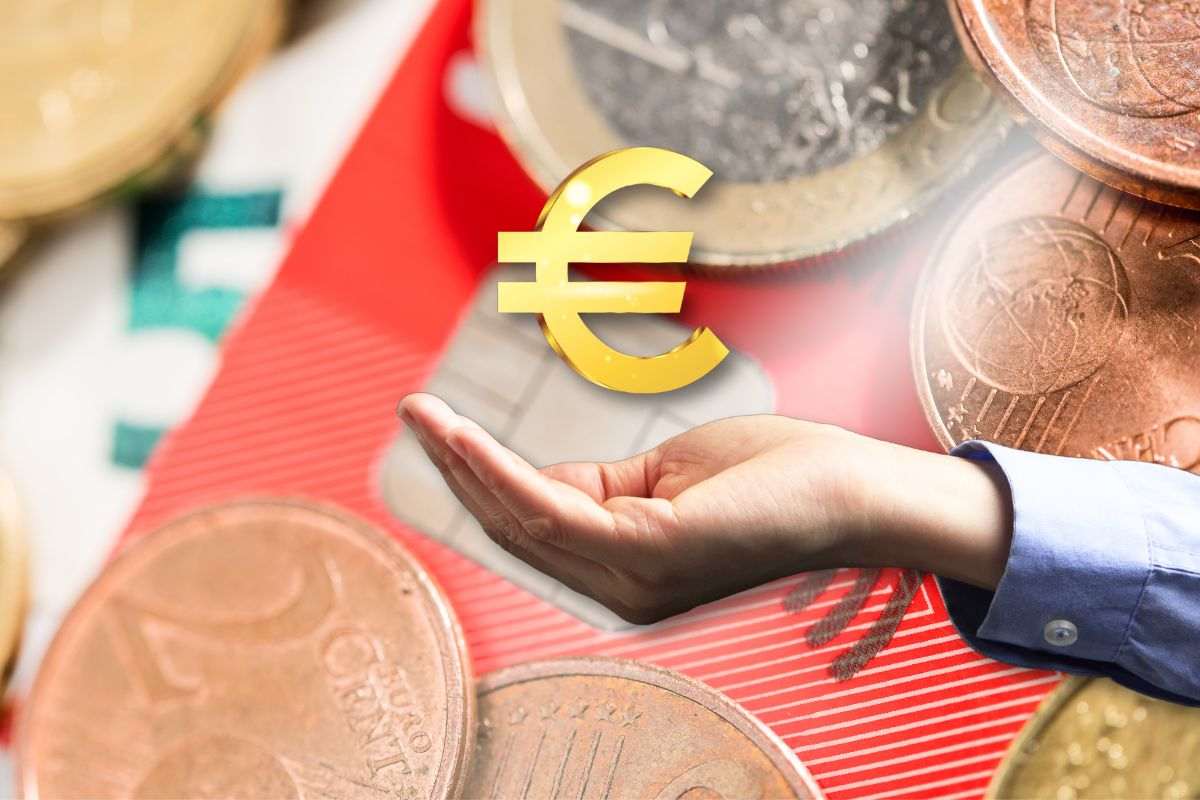 sfondo carta dedicata a te e focus su mano con simbolo euro