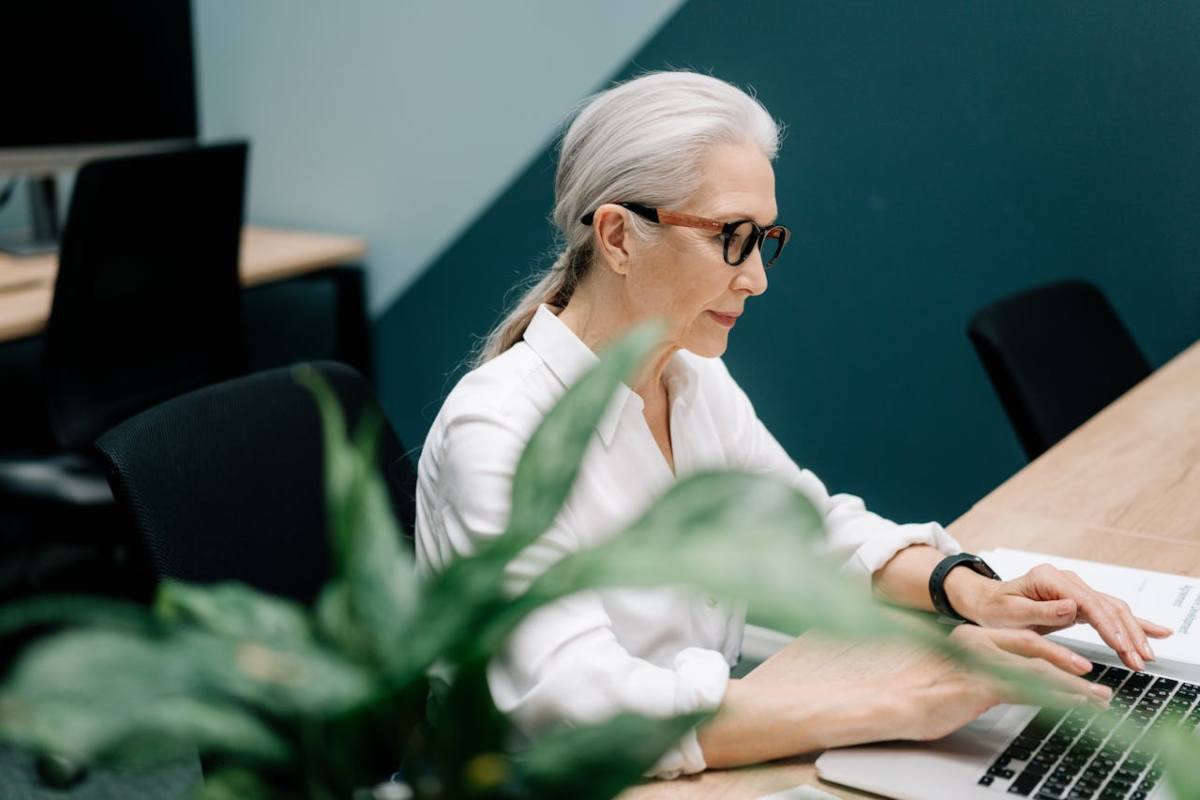 Donna che legge al computer