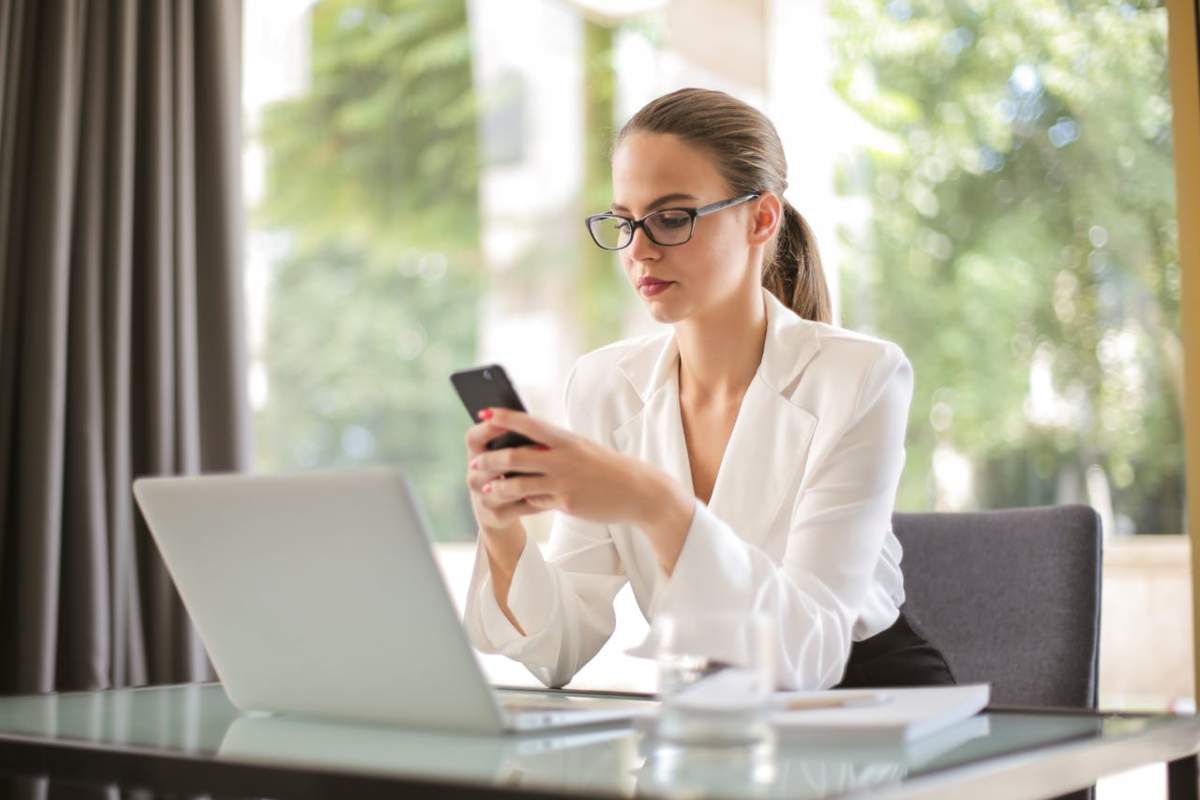 Psrona che consulta il cellulare durante il lavoro